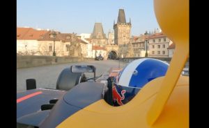 Formula Red Bullu jazd&iacute; po Bratislave, bola aj na Bratislavskom hrade, včera pre&scaron;la Karlov most (VIDEO)