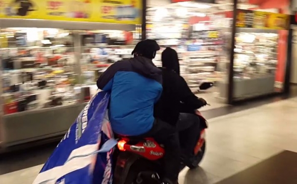 &Scaron;v&eacute;d natočil l&uacute;pež v obchode, video je hitom internetu