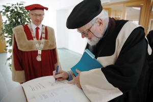 STU udelila čestn&yacute; doktor&aacute;t vedcovi, ktor&yacute; st&aacute;l pri zrode webu