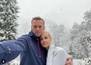 Navalnyj priletel do Moskvy, kr&aacute;tko po prist&aacute;t&iacute; ho zatkli s ďal&scaron;&iacute;mi 58 ľuďmi, s&uacute; medzi nimi aj novin&aacute;ri (VIDEO)