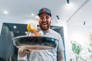 Martin Nov&aacute;k: V kuchyni je &scaron;&eacute;fkuch&aacute;r rovnako d&ocirc;ležit&yacute; ako ten, čo um&yacute;va riad