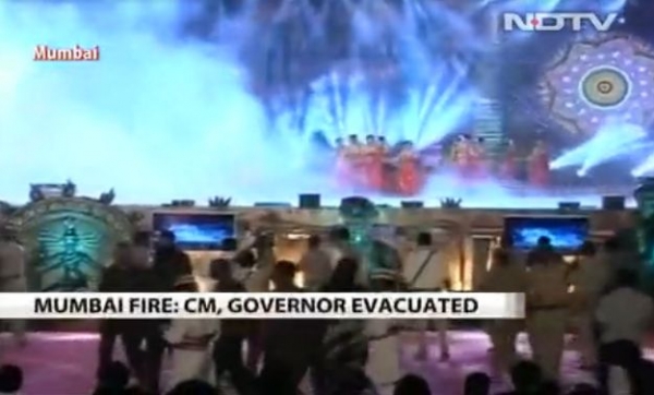 Bolywoodski herci utekali pred požiarom. Horieť začalo počas vyst&uacute;penia