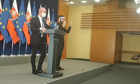 MIMORIADNA SPRÁVA: Vyučovanie sa prerušuje až do odvolania, odkadajú sa skúšky aj testovania (VIDEO)