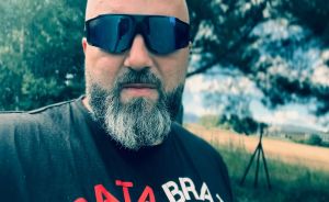 Prorusk&yacute; spolok Brat za brata zastra&scaron;oval novin&aacute;ra Denn&iacute;ka N: Z boja od&iacute;de len jeden