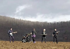 Div&aacute;ka pohor&scaron;ila hymna v podan&iacute; skupiny "Piča z hoven", kapela aj minister reaguj&uacute;