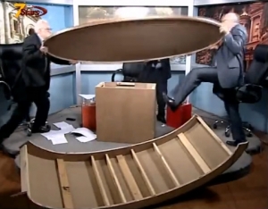 Novin&aacute;ri sa v telev&iacute;zii neovl&aacute;dli. Pobili sa so stolom