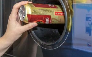 Krok za krokom: Ako z&aacute;lohovať PET fľa&scaron;e a plechovky (jednoduch&yacute; manu&aacute;l)