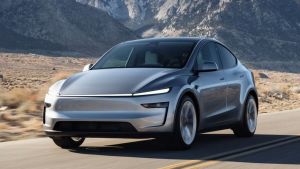 Tesla sa postupne zbavuje log na svojich vozidl&aacute;ch