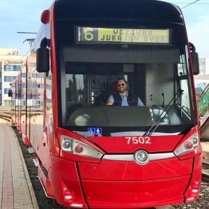 Nov&yacute; marketingov&yacute; &scaron;&eacute;f Heineken Slovensko jazd&iacute; vo voľnom čase na električke a plat z toho posiela Dobr&eacute;mu anjelovi