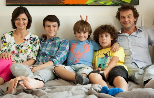 Tituln&uacute; pieseň a klip k seri&aacute;lu Na&scaron;i nahrali herci, toto je v&yacute;sledok