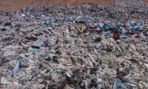 Púšť Atacama sa mení na cintorín oblečenia z celého sveta (VIDEO)
