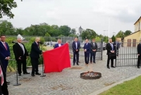 Prezident Zeman na happeningu na Hrade sp&aacute;lil červen&eacute; tren&iacute;rky