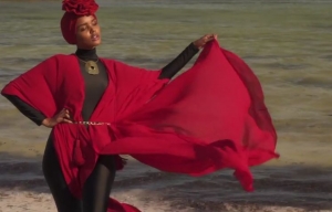 Sports Illustrated prv&yacute;kr&aacute;t predstav&iacute; modelku v hidž&aacute;be a burkin&aacute;ch (VIDEO)