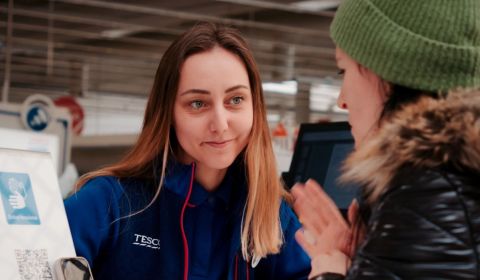 Tesco zaviedlo Pokojn&uacute; hodinku a Online tlmočn&iacute;ka. Pozrite sa, v ktor&yacute;ch predajniach (ZOZNAM)