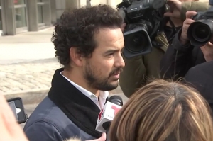 Hviezda seri&aacute;lu Narcos pri&scaron;la na s&uacute;d s drogov&yacute;m bossom, ktor&eacute;ho hr&aacute; (VIDEO)