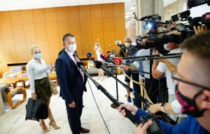 &Uacute;rad vl&aacute;dy obmedzil počet novin&aacute;rov na tlačov&yacute;ch besed&aacute;ch a br&iacute;fingoch