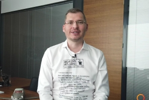 Po&scaron;tov&aacute; banka ru&scaron;&iacute; dress code. Reklamn&yacute;m nosičom je gener&aacute;lny riaditeľ (VIDEO)