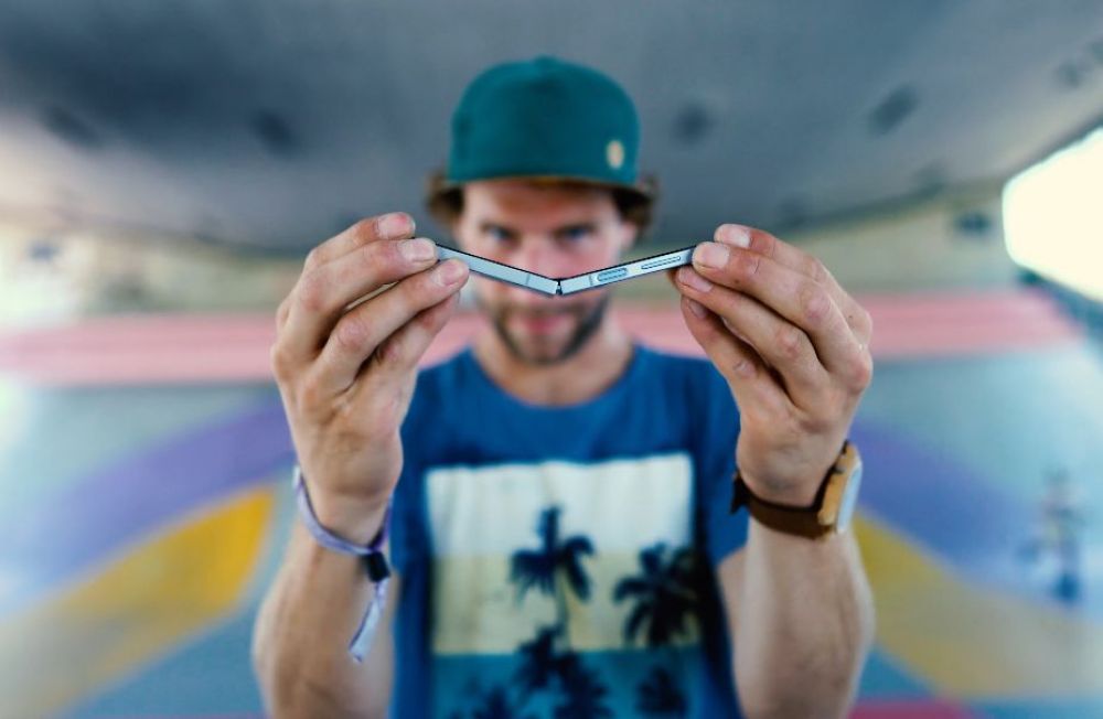 Samsung Galaxy Z Flip6 5G &scaron;t&yacute;lovo vyrie&scaron;il dilemu, či dať prednosť veľk&eacute;mu displeju alebo praktick&yacute;m rozmerom