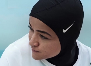 Decathlon chcel vo Franc&uacute;zsku pred&aacute;vať hidž&aacute;b na behanie. Po kritike to stopol (FOTO)