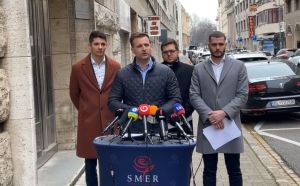 Mlad&iacute; smer&aacute;ci &scaron;li podať trestn&eacute; ozn&aacute;menie, no nevedeli poriadne ani na koho (VIDEO)