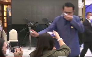 Thajsk&eacute;mu premi&eacute;rovi praskli nervy, striekal na novin&aacute;rov dezinfekciu (VIDEO)