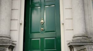 Uh&aacute;dnete, za ktor&yacute;mi dverami na v&aacute;s čak&aacute; dokonal&yacute; p&aacute;n Bridgerton či Wednesday Addams?