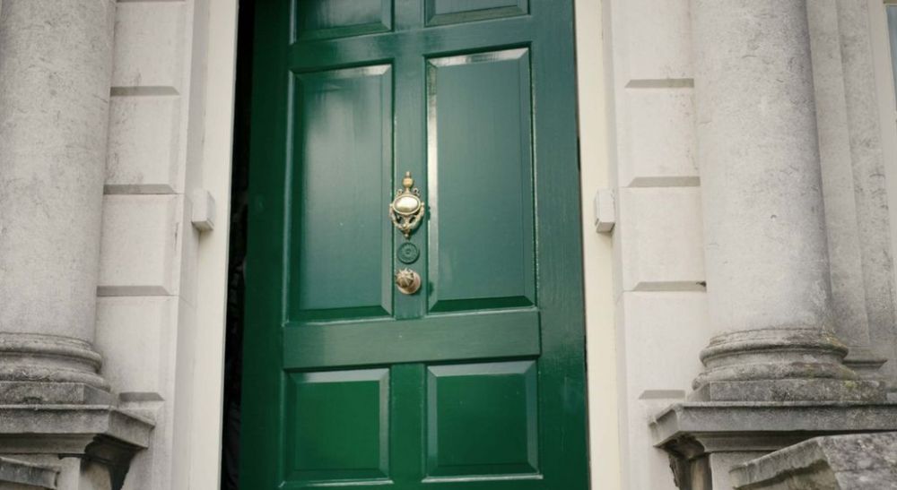 Uh&aacute;dnete, za ktor&yacute;mi dverami na v&aacute;s čak&aacute; dokonal&yacute; p&aacute;n Bridgerton či Wednesday Addams?