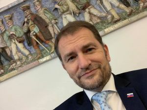 Matovič na facebooku vyhl&aacute;sil neobvykl&uacute; anketu - o prednostn&eacute; zaočkovanie dvoch žien jeho života