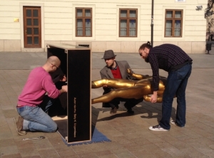 Na Hlavnom n&aacute;mest&iacute; prekvapila zlat&aacute; socha s r&aacute;diom