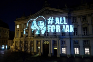 V Bratislave svieti veľk&aacute; fotka Martiny a J&aacute;na, do ul&iacute;c id&uacute; ľudia z cel&eacute;ho Slovenska