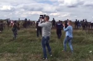 Maďarskom otriaslo video, ako novin&aacute;rka kopala do utečencov