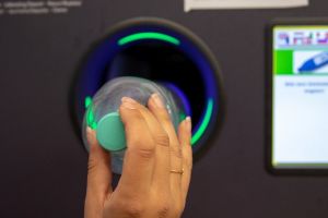 Kaufland spustil ofici&aacute;lne testovanie z&aacute;lohovania jednorazov&yacute;ch flia&scaron; a plechoviek