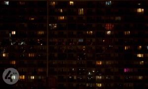 A na čom Wi-Fič&iacute;te? p&yacute;ta sa oper&aacute;tor v spote zo strechy panel&aacute;ku (VIDEO)