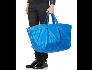 Značkov&aacute; ta&scaron;ka Balenciaga pripom&iacute;na ta&scaron;ku z Ikey, len stoj&iacute; 2000 dol&aacute;rov