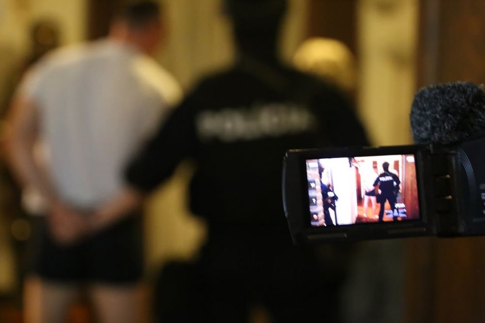 Pol&iacute;cia zadržala muža, ktor&yacute; sa vyhr&aacute;žal novin&aacute;rovi, chcel aj podp&aacute;liť redakciu