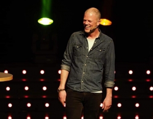 Antiturista od stand-up komika v&aacute;s rozhodne pobav&iacute;!