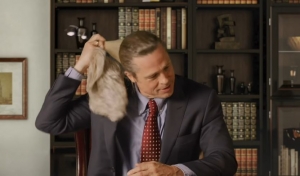 Brad Pitt si zahral hlavn&eacute;ho americk&eacute;ho epidemiol&oacute;ga a uťahoval si z Trumpa (VIDEO)