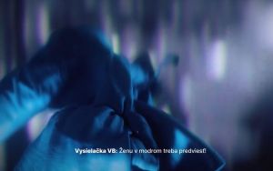 Slovensk&aacute; sporiteľňa na&scaron;la ženu v modrom zo Sviečkovej demon&scaron;tr&aacute;cie, ktor&aacute; skončila vo v&auml;zen&iacute; (VIDEO)