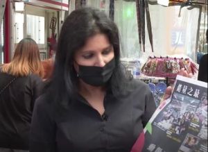 V Hongkongu st&aacute;li dlh&eacute; rady na posledn&eacute; vydanie prodemokratick&eacute;ho denn&iacute;ka