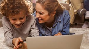 Prin&aacute;&scaron;ame 10 z&aacute;sad pre zdrav&eacute; online rodičovstvo