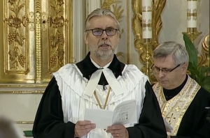 Vl&aacute;da žiada od RTVS vysielať v telev&iacute;zii denne bohoslužby