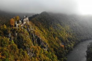 Spi&scaron;sk&yacute; hrad je kr&aacute;sny, no aj Čonkav&aacute;r prekvap&iacute;. Objavte s nami 7 neokukan&yacute;ch hradov na Slovensku