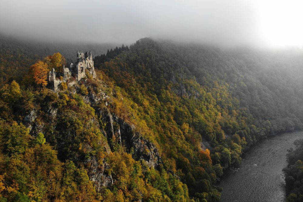 Spi&scaron;sk&yacute; hrad je kr&aacute;sny, no aj Čonkav&aacute;r prekvap&iacute;. Objavte s nami 7 neokukan&yacute;ch hradov na Slovensku