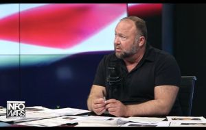 Prev&aacute;dzkovateľ americk&eacute;ho kon&scaron;piračn&eacute;ho webu InfoWars vyhl&aacute;sil bankrot