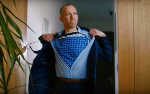 Investovanie je ako pečenie, tvrd&iacute; Finax v novej reklame s Jurajom Hrbat&yacute;m (VIDEO)