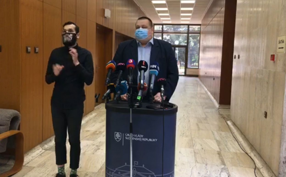 Hlavn&yacute; hygienik pripustil otvorenie matersk&yacute;ch a z&aacute;kladn&yacute;ch &scaron;k&ocirc;l a upustenie od povinnosti nosiť r&uacute;&scaron;ka (VIDEO)