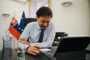 Premi&eacute;r Heger povedal, že projekt vl&aacute;dnych nov&iacute;n nepodporuje