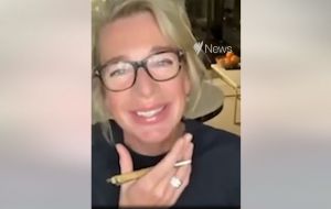 Austr&aacute;lia vyhost&iacute; kontroverzn&uacute; koment&aacute;torku za jej vtipy o karant&eacute;nnych opatreniach (VIDEO)