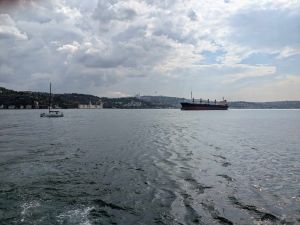 Rusk&aacute; &scaron;pion&aacute;žna loď pl&aacute;vala bl&iacute;zko internetov&yacute;ch k&aacute;blov, eskortovali ju