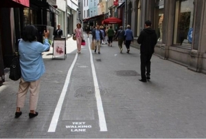 Už sa testuje chodn&iacute;k pre ľud&iacute;, ktor&iacute; SMSkuj&uacute;